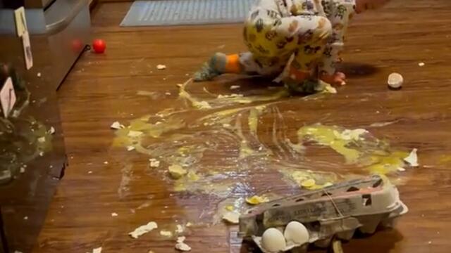 Бебе се забавлява с яйца !