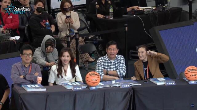 6′ 2″ Liu Chun Ting dunks over Dwight Howard in the T1 All Star Slam Dunk Contest