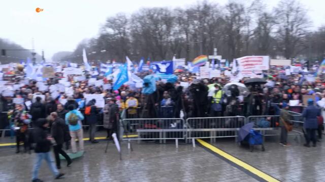 „Die Nato ist schuld!“ - Fabian Köster auf der „Friedensdemo“ in Berlin | heute-show vom 03.03.2023