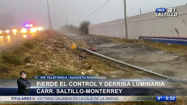 Pierde el control y derriba luminaria en carretera Saltillo-Monterrey
