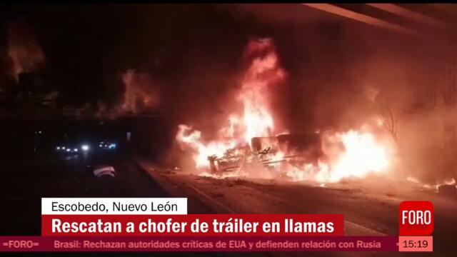 Vuelca y se incendia tráiler en Nuevo León, rescatan a chofer - A Las Tres