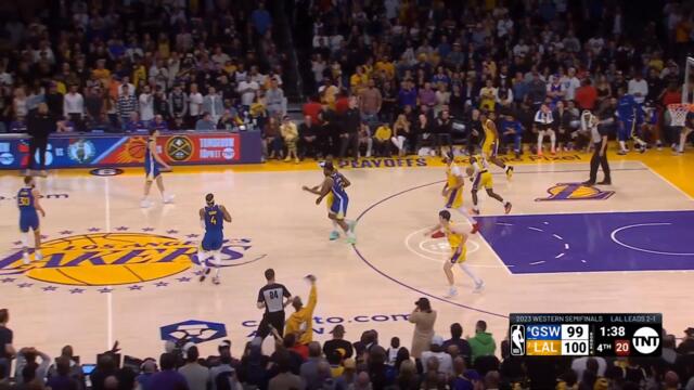 Steve Kerr & Draymond couldn't believe Klay Thompson took this 3 late in Game 4 vs Lakers 😬