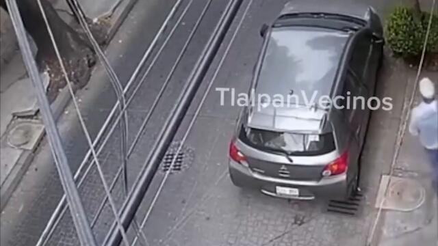 El sujeto pateó la llanta del automóvil para hacer sonar la alarma