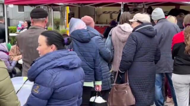 Franky en Coen delen heerlijke friet en snacks uit in Borodyanka #ukraine #help #batman