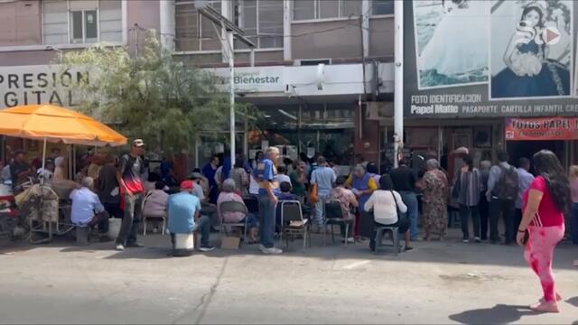 Se registran nuevamente largas filas para el cobro de la Pensión de Bienestar en sucursal de Torreón