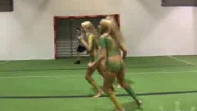 Секси Момичета Играят Футбол - Vbox7[via torchbrowser.com]