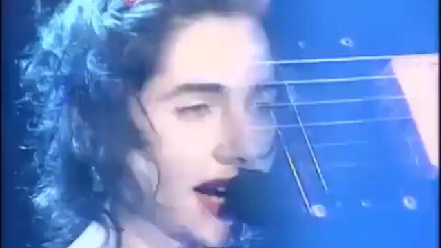 PJ Harvey & Björk cover the Rolling Stones' "(I Can't Get No) Satisfaction" at the BRIT Awards 1994