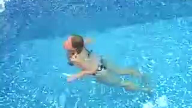 Йоана плува под вода[via torchbrowser.com]