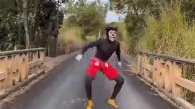 Ce garçon se transforme en Mickey Mouse 👏