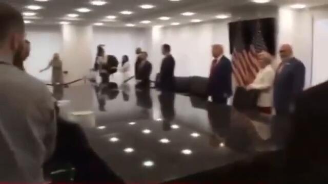 Трамп пообещал Зеленскому, что поможет капитулировать, если станет президентом США
