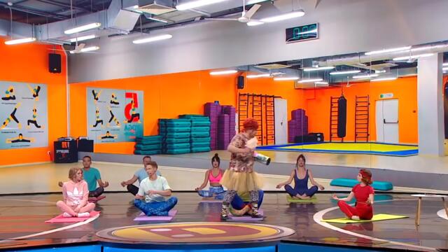 Хабалка Галя и съпруга й Толя на курс по йога.