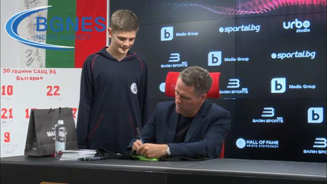 Майкъл Оуен получи фланелка на Стоичков от Мондиал 94 и зарадва свои фенове с автографи