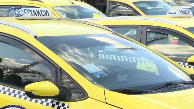 Протестът на таксиметровите шофьори в София започна с клаксони и димки