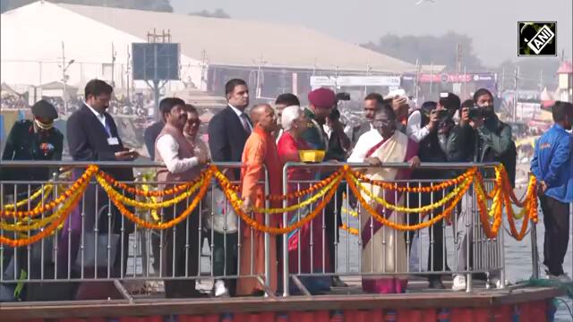 Maha Kumbh Mela News | President Droupadi Murmu Feeds Migratory Birds At Sangam In Prayagraj