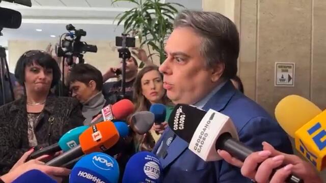 Асен Василев: Борисов се жалва като Многострадална Геновева