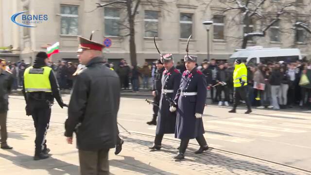 Футболисти и шефове на Левски поднесоха цветя на паметника на Апостола