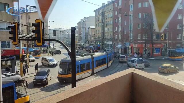 Трамвай закъса и блокира почти напълно Петте кьошета в София