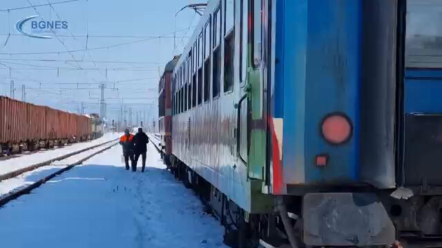 Ниски температури блокирали спирачките на локомотива в Карнобат, осем души са ранени