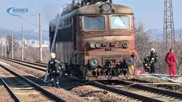 Локомотив без вагони горя на прелез при село Еленино между Стара Загора и Чирпан