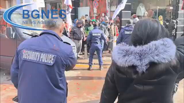 Ранени полицаи и няколко арестувани при погрома над Представителството на ЕК у нас