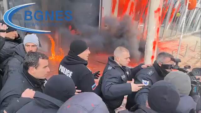 Привърженици на "Възраждане" запалиха вратата на Представителството на ЕК в София