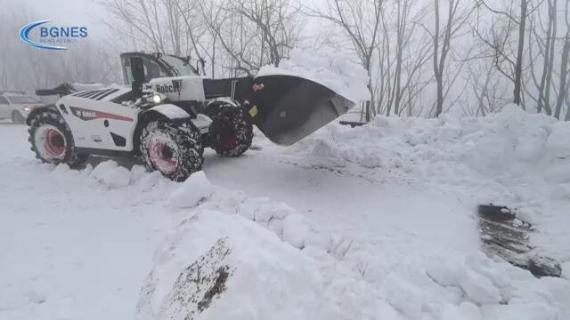Машини и хора се борят с двуметрови преспи сняг в подножието на Шипка