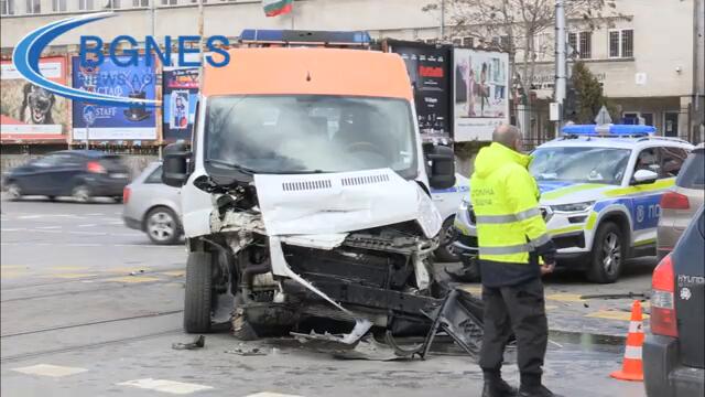 Джип и линейка от Пирдоп, превозваща бебе и майка му, катастрофираха в София