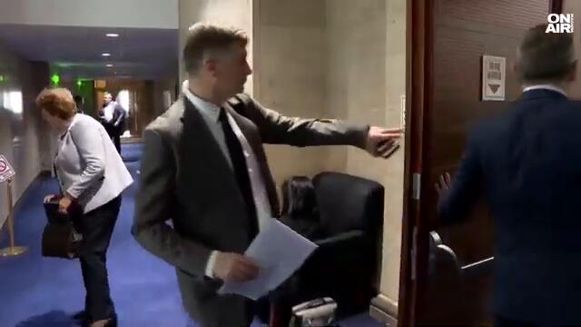 Трусове във властта след обвиненията в задкулисни зависимости