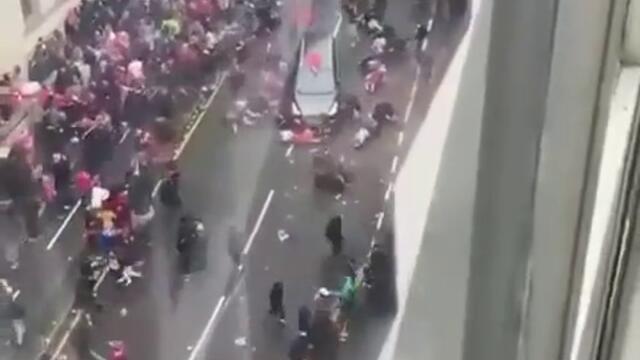 Ето на живо инцидента от Ливърпул колата врязала се в тълпата