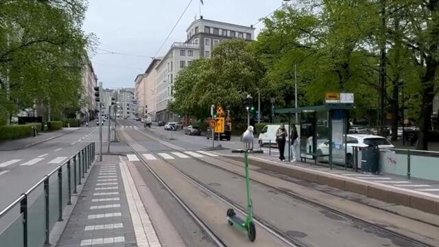 Чайка кара тротинетка в центъра на София