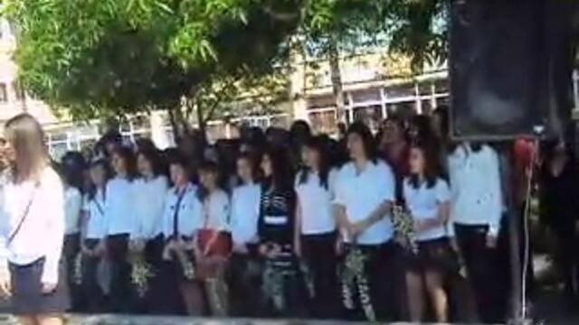 Нямало микрофони но само за хористките май в училище  Ст.Заимов